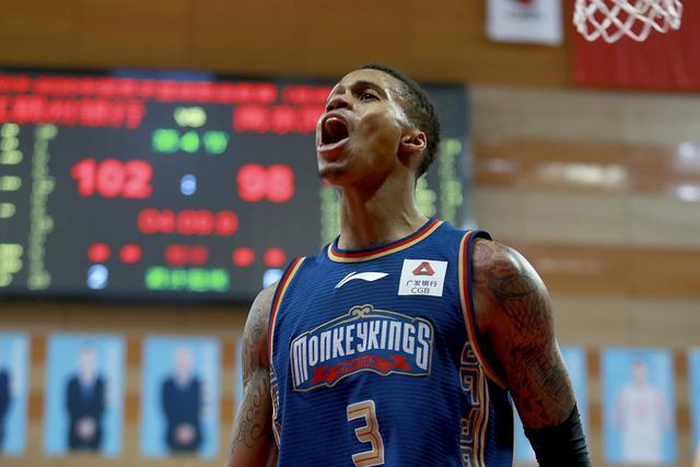 同曦外援空中伸脚踹赵继伟！裁判吹罚违体犯规